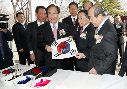 대한민국임시의정원 개원88주년 기념특별전시회가 국회 헌정기념관에서 열린 5일 임채정 국회의장이 임시의정원에 걸렸던 태극기를 탁본으로 직접 만들어보고 있다. 그러나 임채정 국회의장이 들고 있던 태극기는 임시의정원이 사용한 태극기와 태극문양과 괘의 위치가 다른 '짝퉁'이었다. 